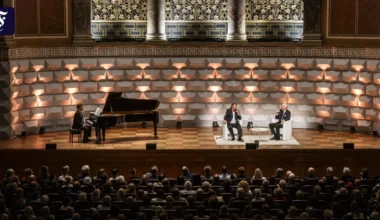 Wiesbaden: Vogt und Schmidt unterhalten sich über Wagner