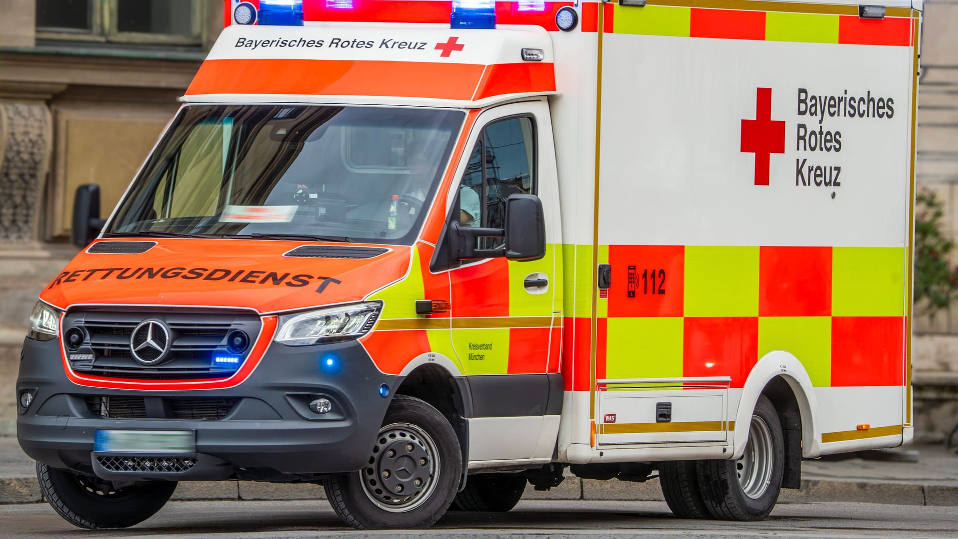 Der Rettungsdienst in München (Symbolbild): Eine Seniorin stürzte in den Mittleren Isarkanal – ein junger Brite sprang beherzt hinterher. Der Rettungsdienst in München (Symbolbild): Eine Seniorin stürzte in den Mittleren Isarkanal – ein junger Brite sprang beherzt hinterher.