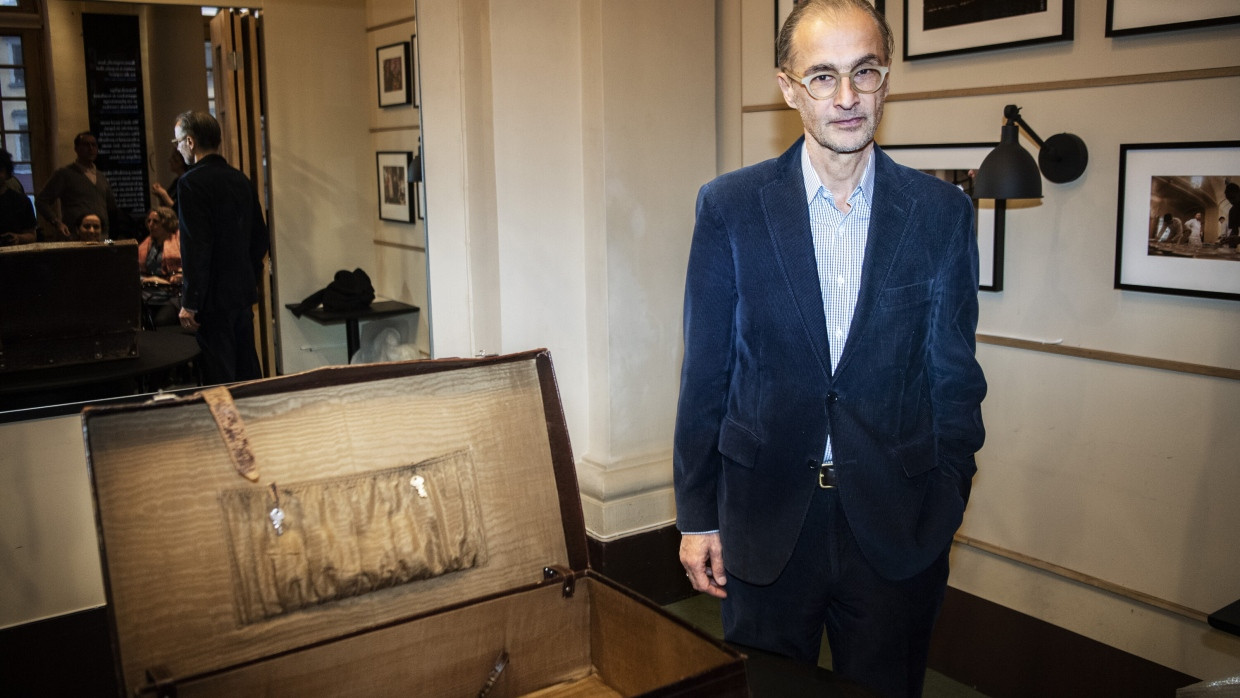 Der Schriftsteller Aris Fioretos besucht das Nobelpreismuseum in Stockholm, 2023