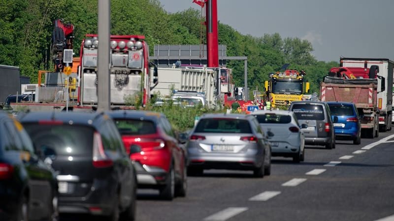 Der Verkehr staut sich an einer Unfallstelle auf der Autobahn 4 (Symbolbild): Die A4 in Richtung Köln muss für anderthalb Wochen gesperrt werden.