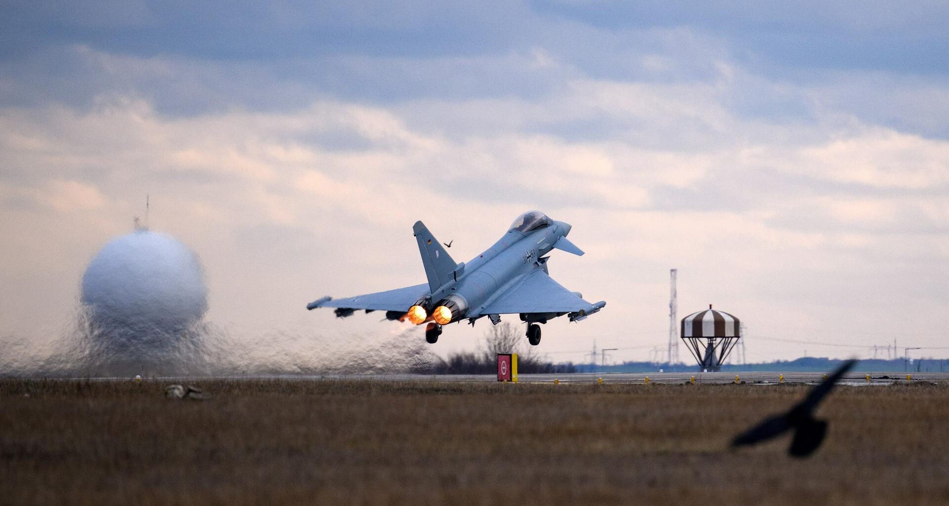 Ein deutscher Eurofighter startet auf einem rumänischen Flugplatz.
