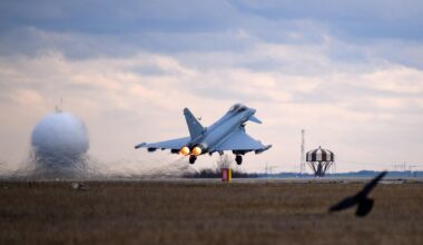 Ein deutscher Eurofighter startet auf einem rumänischen Flugplatz.