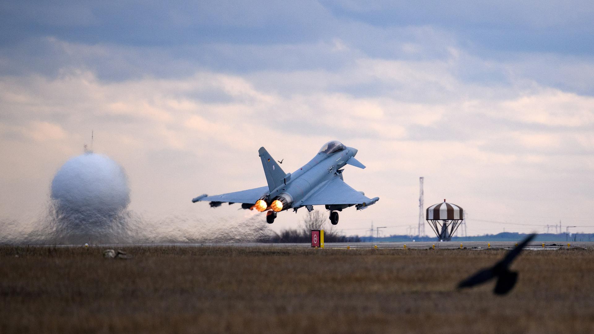 Ein deutscher Eurofighter startet auf einem rumänischen Flugplatz.