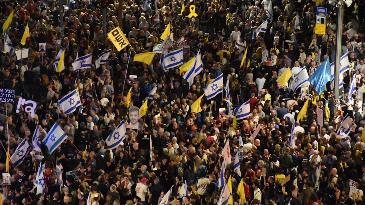 Israel beginnt Offensive in Gaza: Zehntausende protestieren | Politik