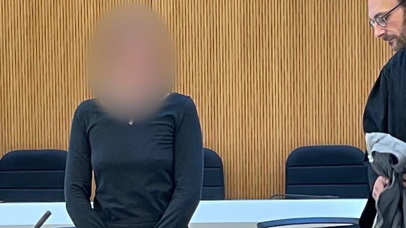 Die Angeklagte Hanna S. steht beim Prozessauftakt im Gerichtssaal (Archivbild): Die 30-Jährige steht wegen eines brutalen Angriffs in Budapest vor Gericht.