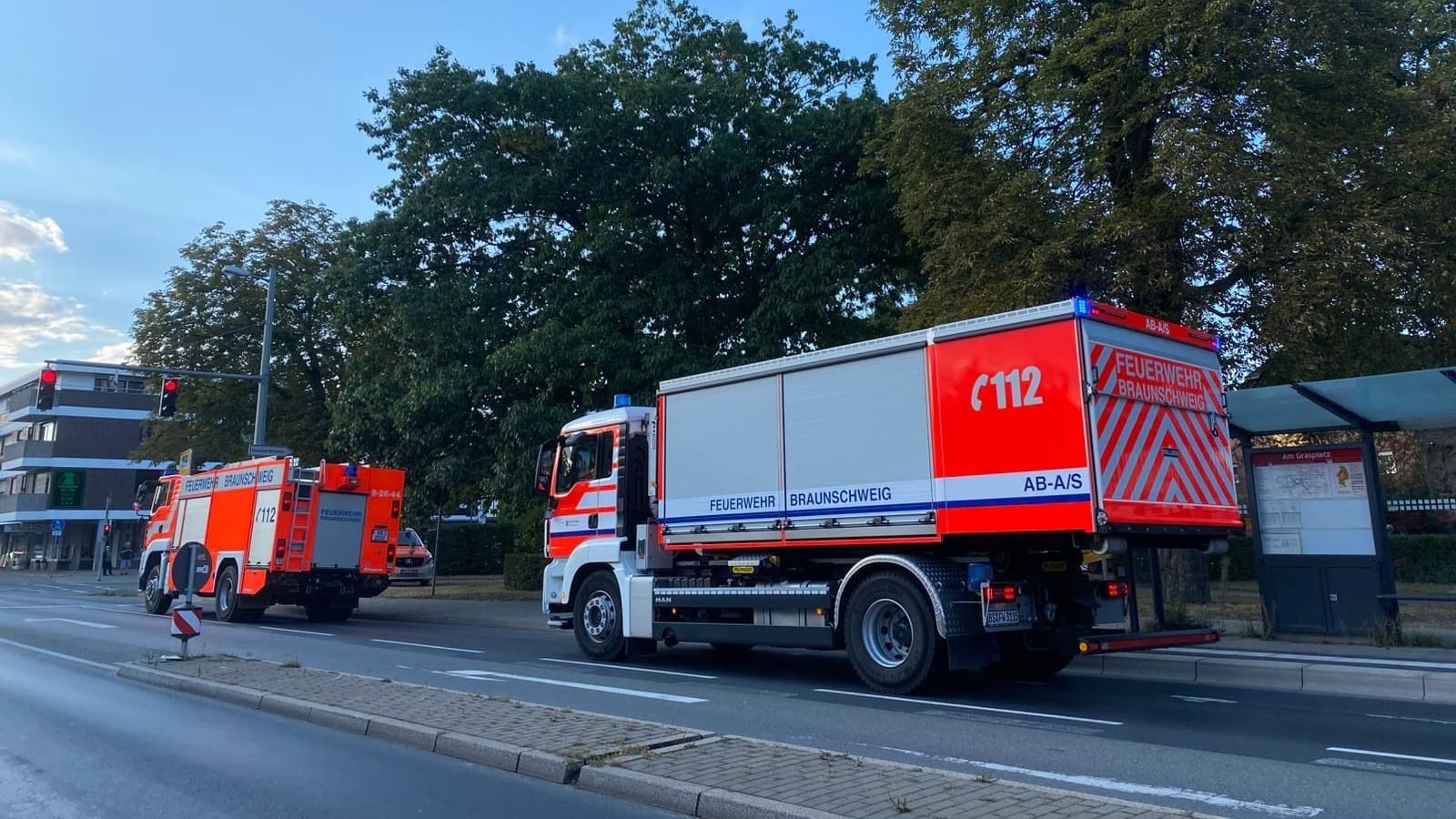 Die Feuerwehr im Einsatz: Mehrere Löschfahrzeuge sind in Braunschweig-Watenbüttel gefordert.