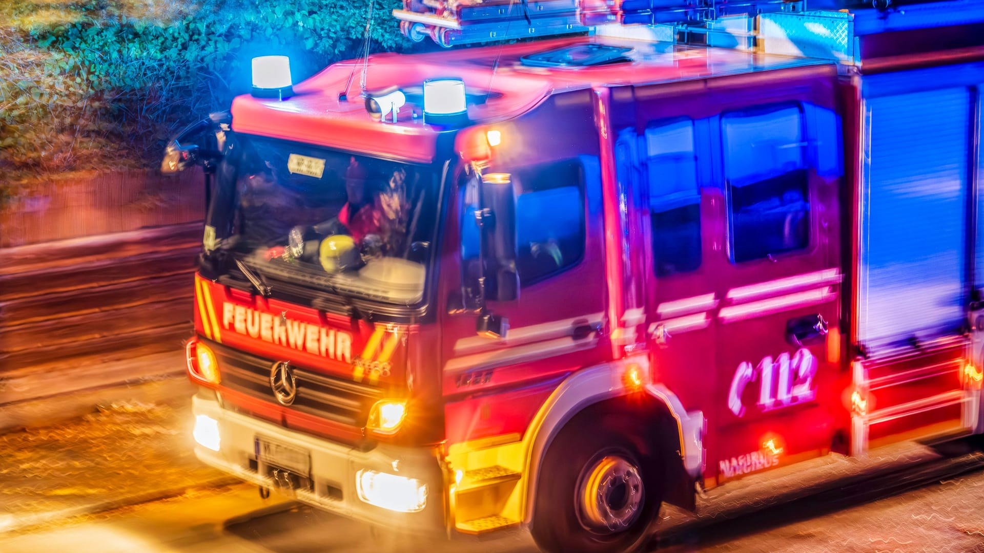 Die Feuerwehr München auf Einsatzfahrt (Archivbild): Nach ersten Schätzungen entstand ein Schaden in vierstelliger Höhe.