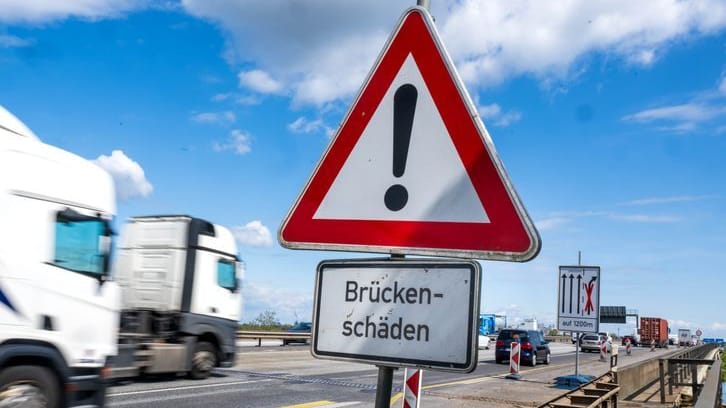 Die Weserbrücke hat einen Lagerschaden erlitten.