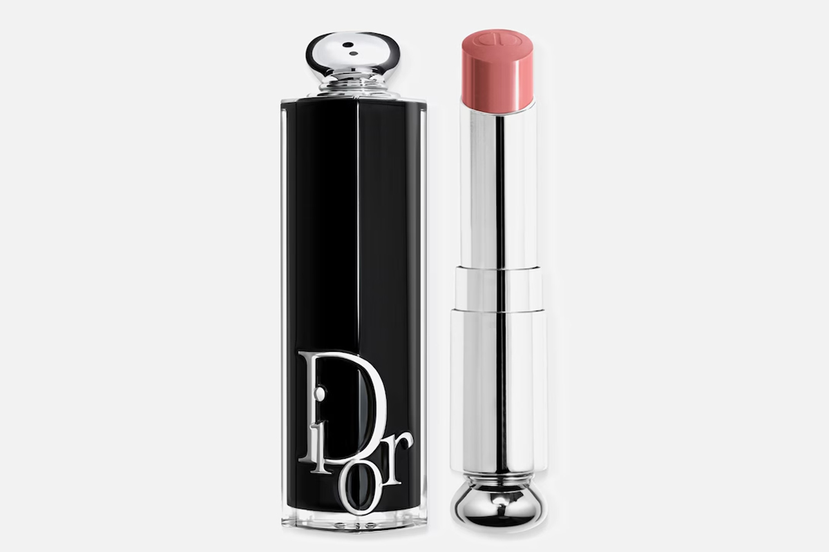 Der Dior Addict Lippenstift mit geöffneter Kappe und herausgedrehtem Lippenstift auf hellem Hintergrund