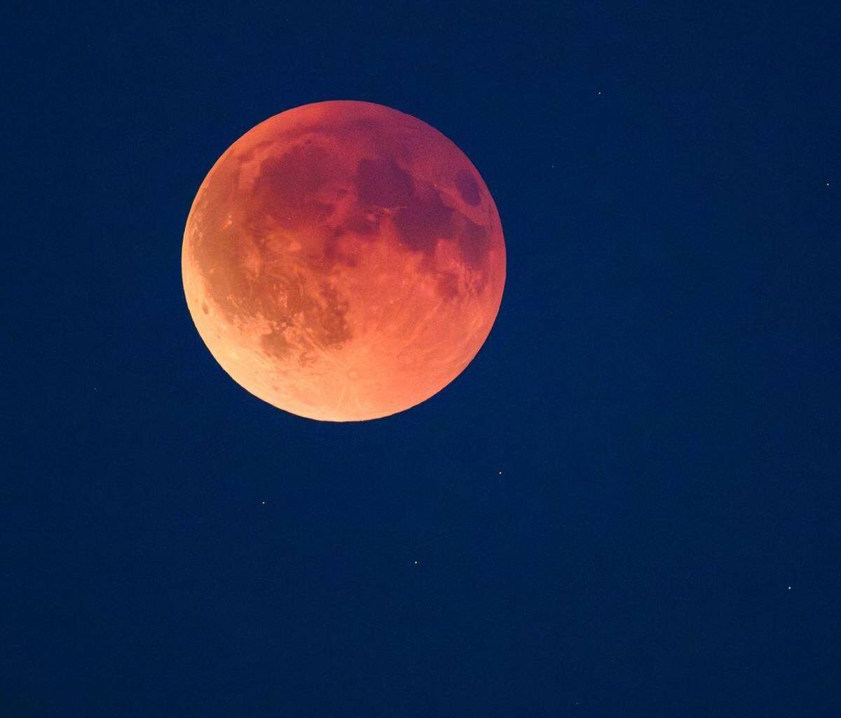 Rötliche Scheibe: Totale Mondfinsternis über Deutschland