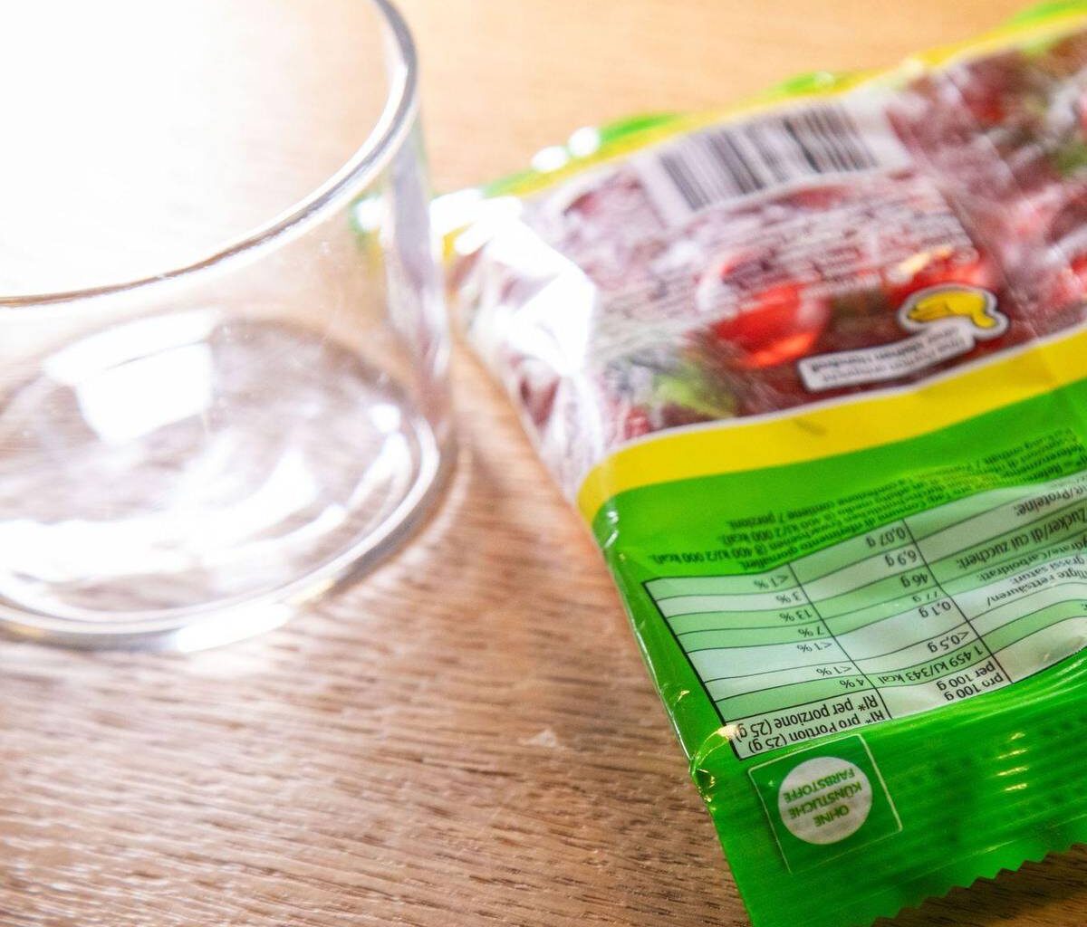 Fruchtgummi-Tüte dank Trick clever öffnen und verschließen?