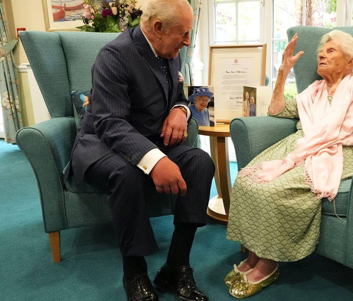 König Charles trifft älteste Person der Welt
