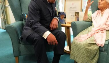 König Charles trifft älteste Person der Welt
