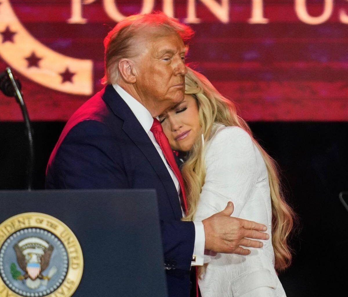 Kirks Witwe an Trumps Brust