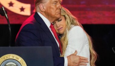 Kirks Witwe an Trumps Brust