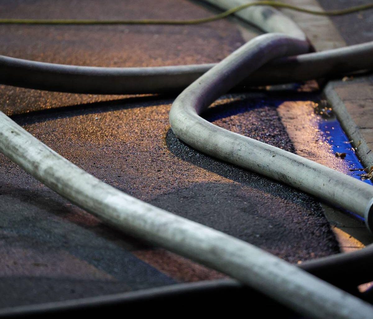 Kind nach Wohnungsbrand vermisst – Familie schwer verletzt