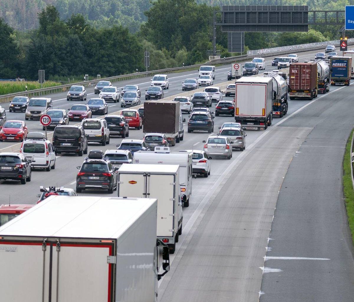 Feiertag und Ferienbeginn – Engpässe auf Autobahnen erwartet