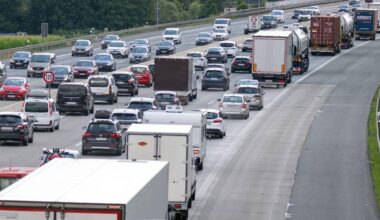 Feiertag und Ferienbeginn – Engpässe auf Autobahnen erwartet