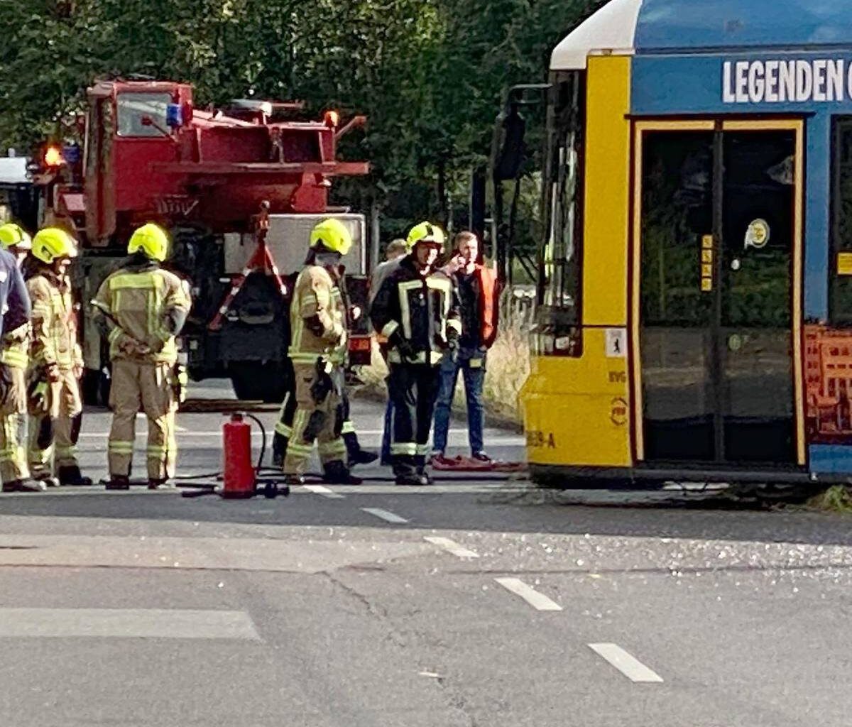 Crash von Tram und Reisebus in Berlin - Fahrer verletzt
