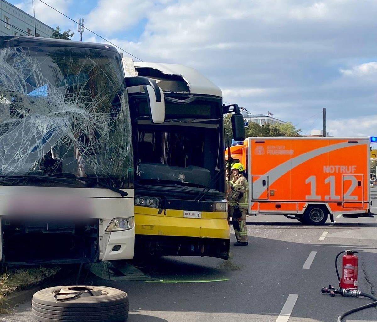 Tram und Reisebus stoßen in Mitte zusammen - Fahrer verletzt
