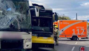 Tram und Reisebus stoßen in Mitte zusammen - Fahrer verletzt