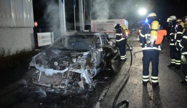 Auto brennt an Halle – Großbrand verhindert