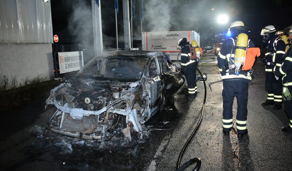 Auto brennt an Halle – Großbrand verhindert