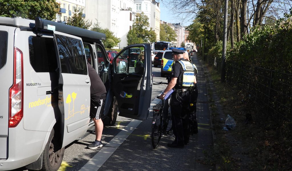Hamburg: Radfahrerin nach Unfall in Lebensgefahr