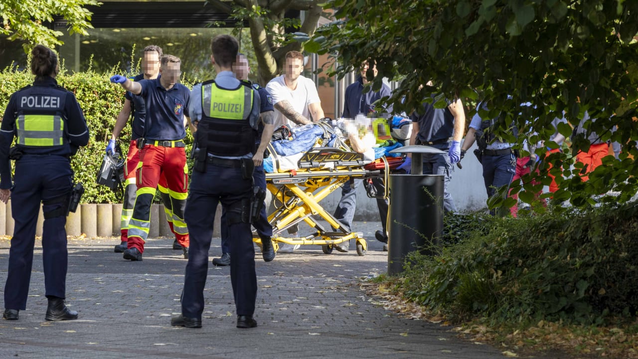 Essen (NRW): Schüler sticht auf Lehrerin ein – Täter auf der Flucht | Regional