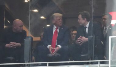 Musk und Trump bei Kirk-Trauerfeier: Lippenleserin enthüllt, was sie sagten | Politik
