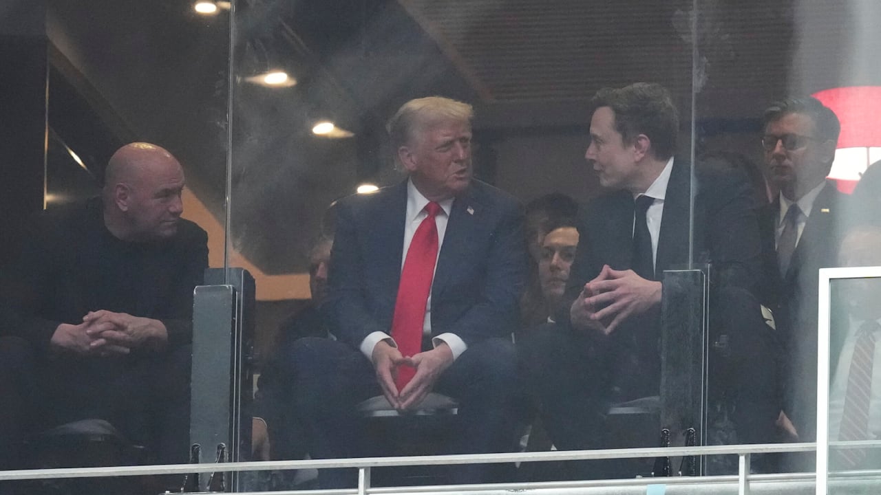 Musk und Trump bei Kirk-Trauerfeier: Lippenleserin enthüllt, was sie sagten | Politik