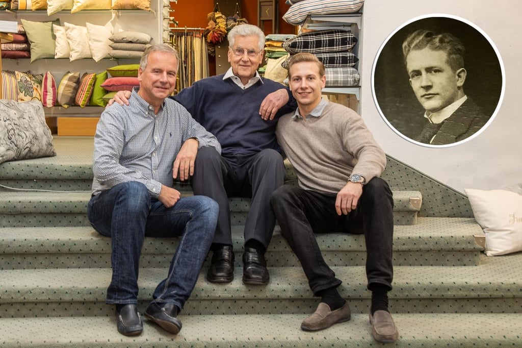 Seit über 100 Jahren gestaltet die Firma Wissing Räume in Münster und darüber hinaus. Firmengründer Aloys Wissing (rundes Bild oben ) wäre sicher stolz auf seine Nachfolger: (von links) Andreas Wissing - Hans Wissing - Alexander Wissing.