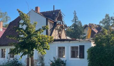 Zerstörter Giebel: Soll eins der letzten verbliebenen historischen Fischerhäuser in der Kröllwitzer Talstraße abgerissen werden? Das befürchten zumindest die Anwohner.