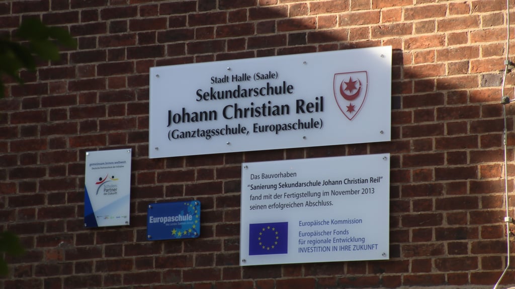 Mit einem Meldebogen für sexuelle Übergriffe hat die Sekundarschule „Johann Christian Reil“ in Halle auf die Vorwürfe gegen einen ihrer Lehrer reagiert.