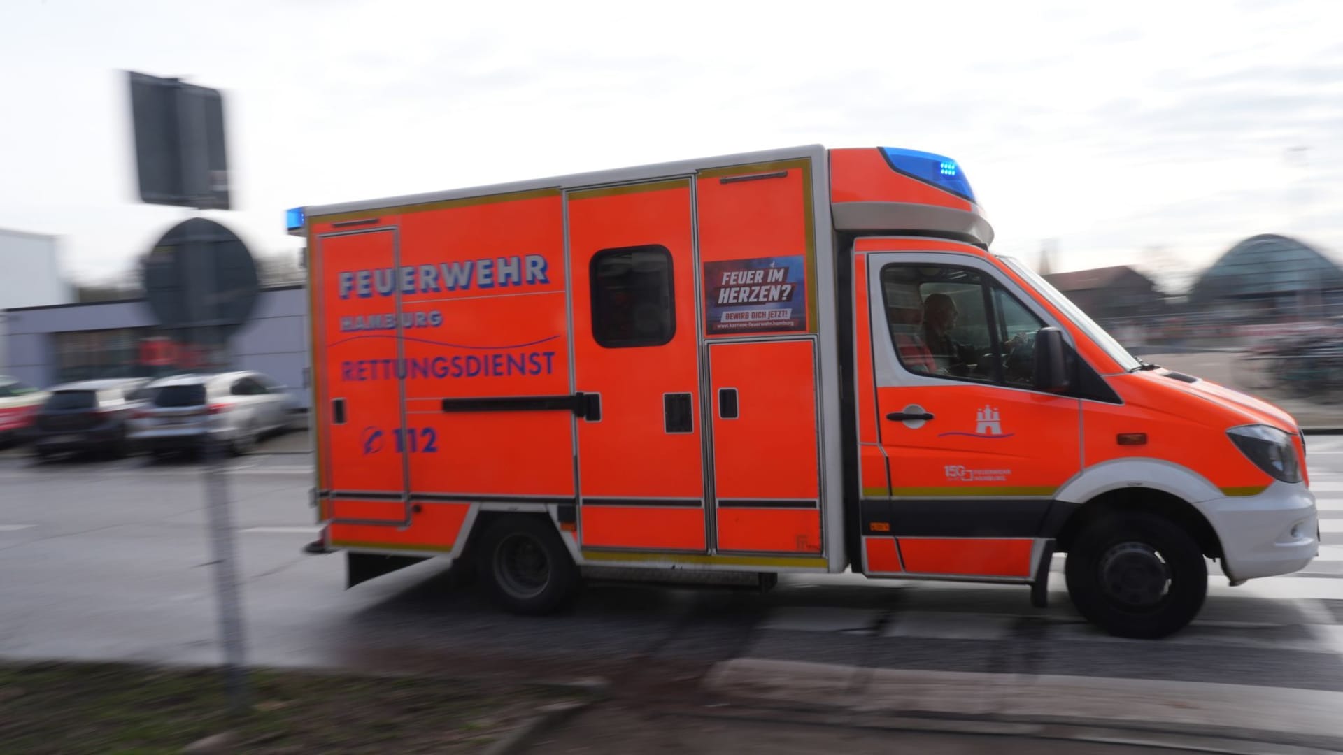 Rettungswagen (Symbolbild): Eigentlich sollte der Ernstfall in Hamburg-Bergedorf nur geübt werden, doch dann mussten Verletzte versorgt werden.