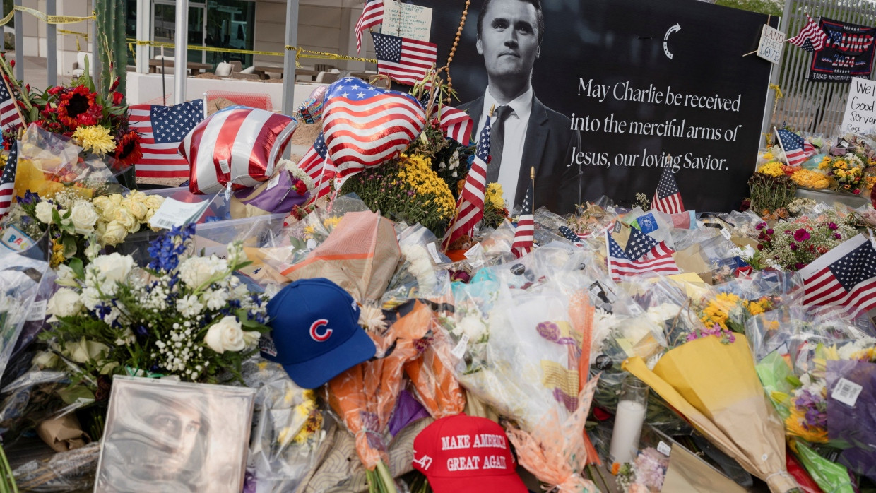 Ein Denkmal in Phoenix, Arizona, für Charlie Kirk, der Mitte der Woche erschossen worden ist.
