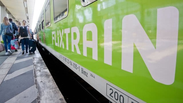 Ein FlixTrain im Hauptbahnhof Hannover