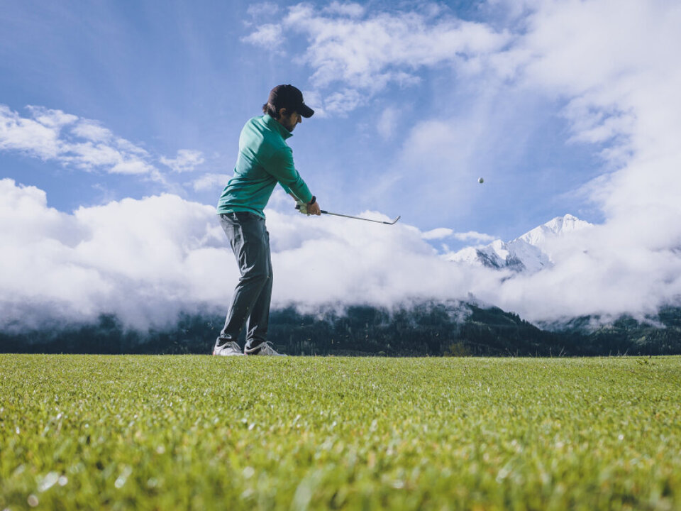 Ein Freizeitgolfer auf einem Golfplatz