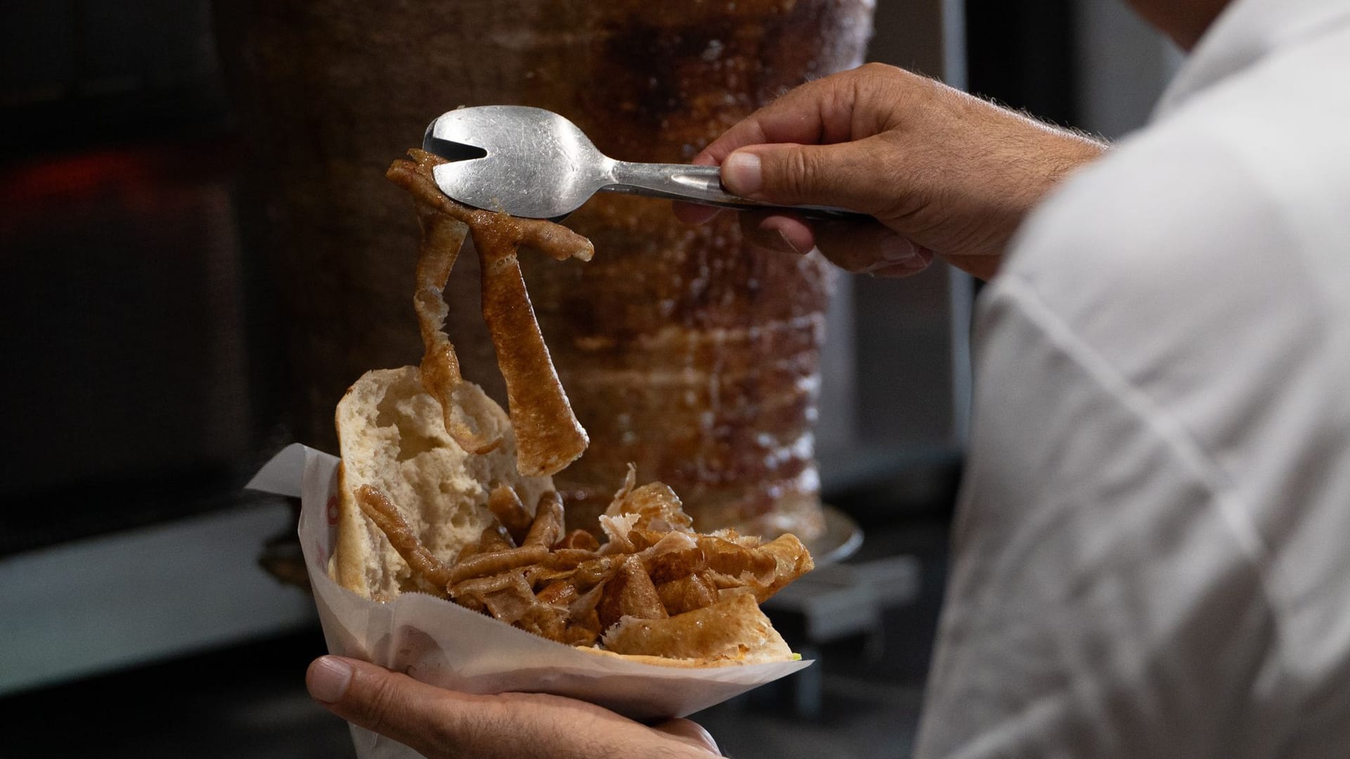 Ein Mann bereitet einen Döner zu (Symbolbild): Die Bezeichnung Döner brachte einen Imbissbetreiber in die Bredouille. Ein Mann bereitet einen Döner zu (Symbolbild): Die Bezeichnung Döner brachte einen Imbissbetreiber in die Bredouille.