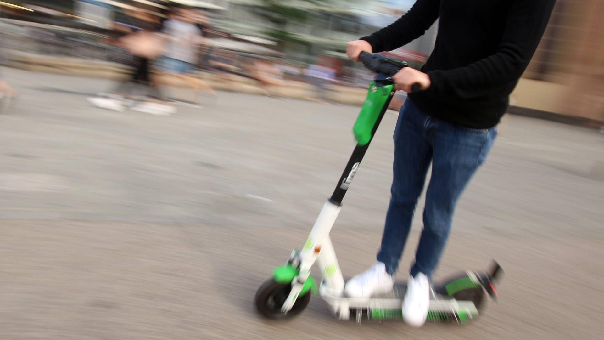 Ein Mann fährt mit einem E-Scooter: In Essen konnte ein Rollerfahrer einem 73-Jährigen nach eigenen Angaben nicht mehr ausweichen. Ein Mann fährt mit einem E-Scooter: In Essen konnte ein Rollerfahrer einem 73-Jährigen nach eigenen Angaben nicht mehr ausweichen.