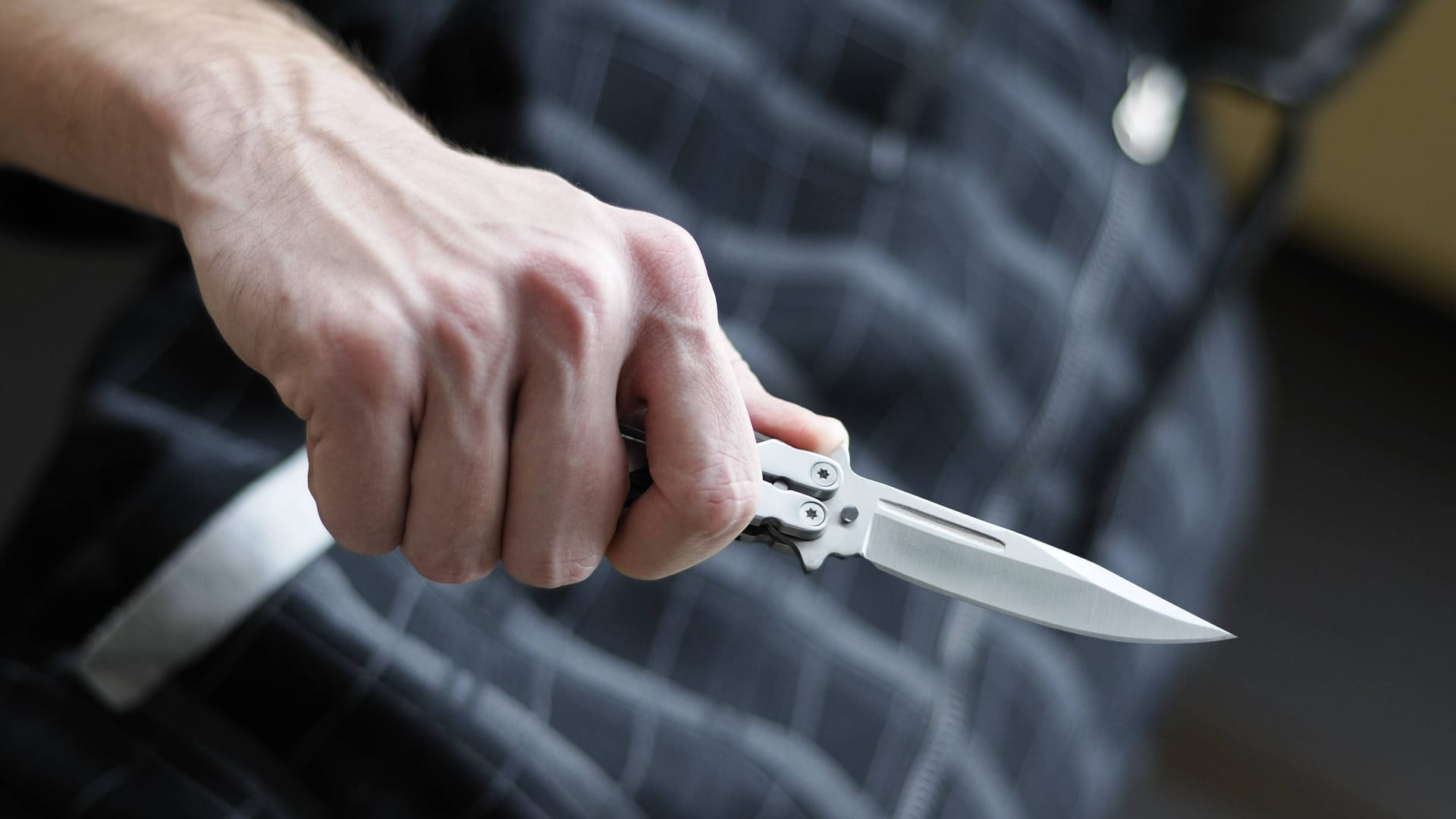 Ein Mann hält ein Messer in der Hand (Symbolbild): Das Opfer konnte das Krankenhaus inzwischen wieder verlassen.