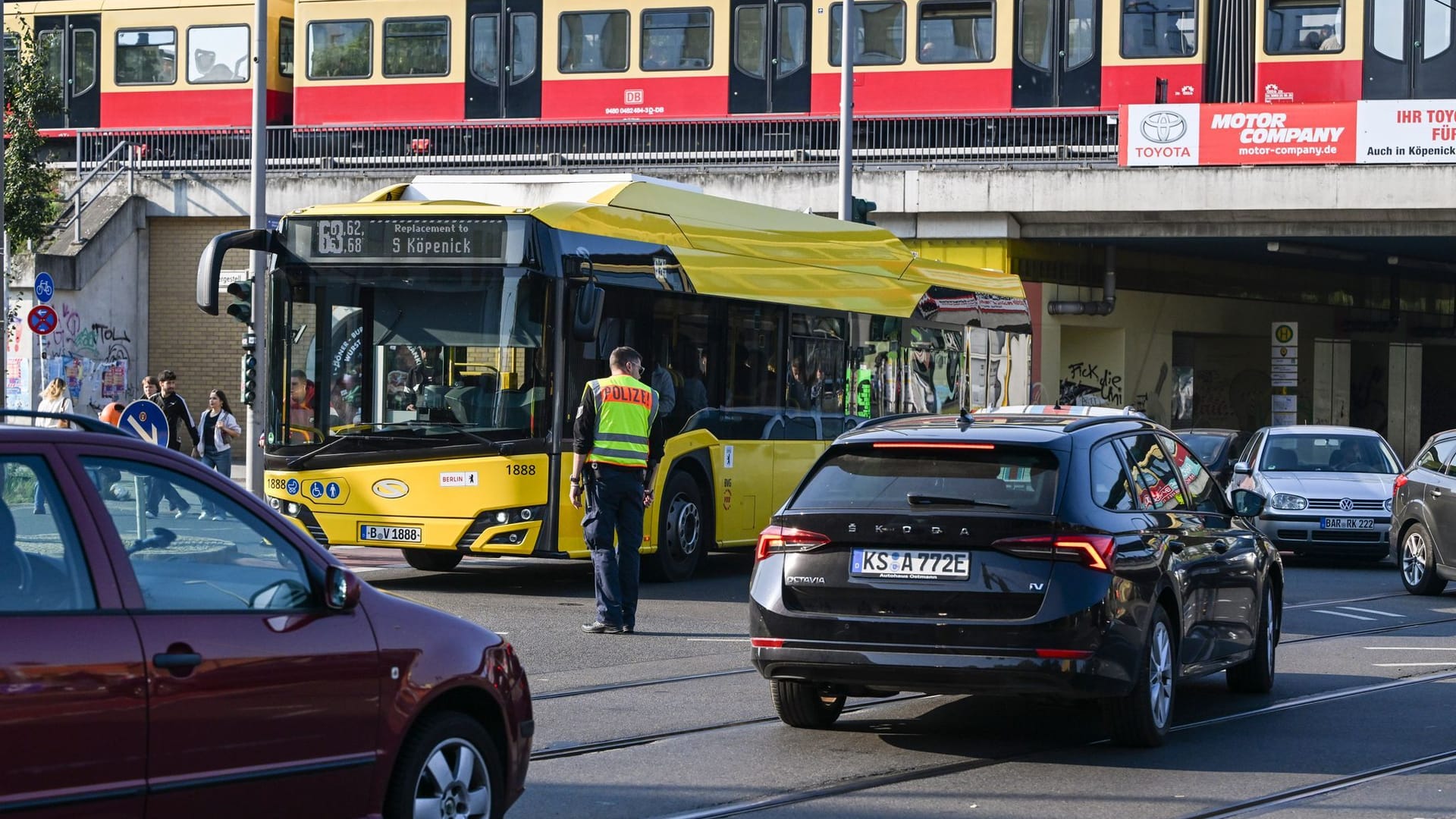 Ein Polizist regelt den Verkehr in Adlershof wegen des Stromausfalls: Martin Matz hält Insider-Wissen für den Brandanschlag für notwendig.