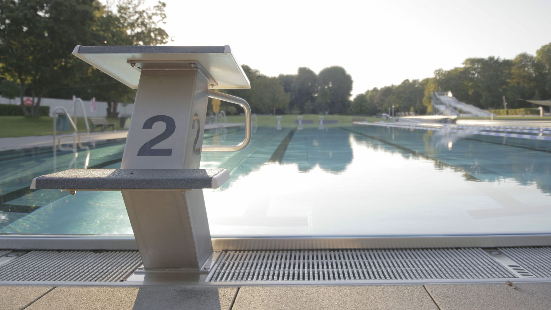Ein Startblock am Schwimmerbecken im Westbad: Das Freibad bleibt länger als geplant auf – allerdings dürfte es im Becken kälter werden.
