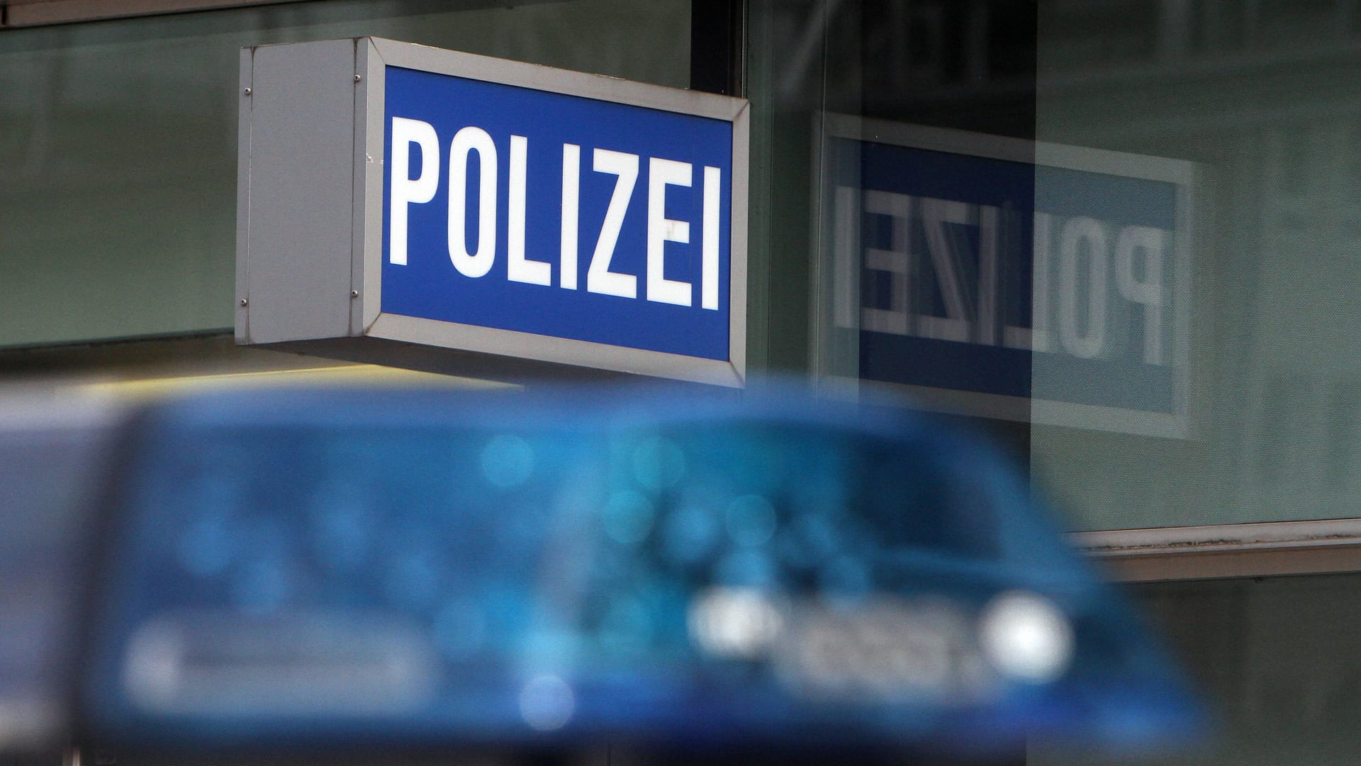Ein Streifenwagen parkt vor einem Frankfurter Revier (Archivbild): Nach der Tat ergriff er Unbekannte die Flucht.