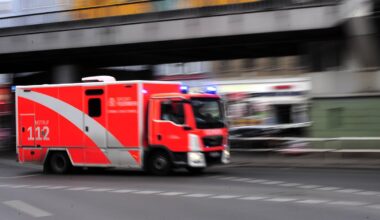 Drei Menschen bei Unfall in Berlin teils lebensgefährlich verletzt