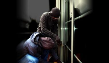 Mannheim: Wohnungstür aus der Wand gerissen – Polizei ermittelt nach brachialem Einbruch
