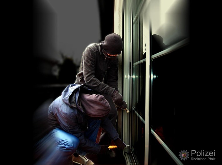 Mannheim: Wohnungstür aus der Wand gerissen – Polizei ermittelt nach brachialem Einbruch