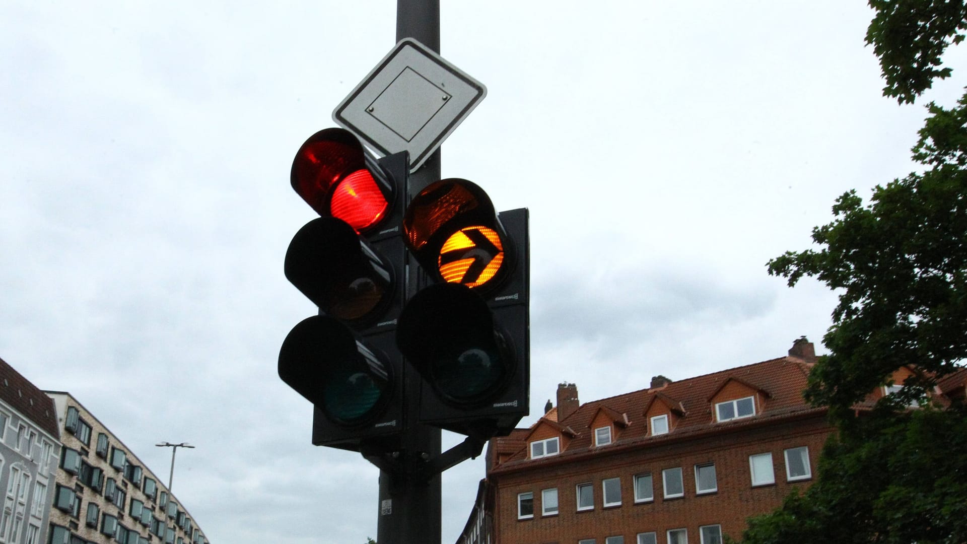 Eine Ampel (Symbolbild): In Hannover ist ein junger Mann an einer Kreuzung niedergestochen worden.