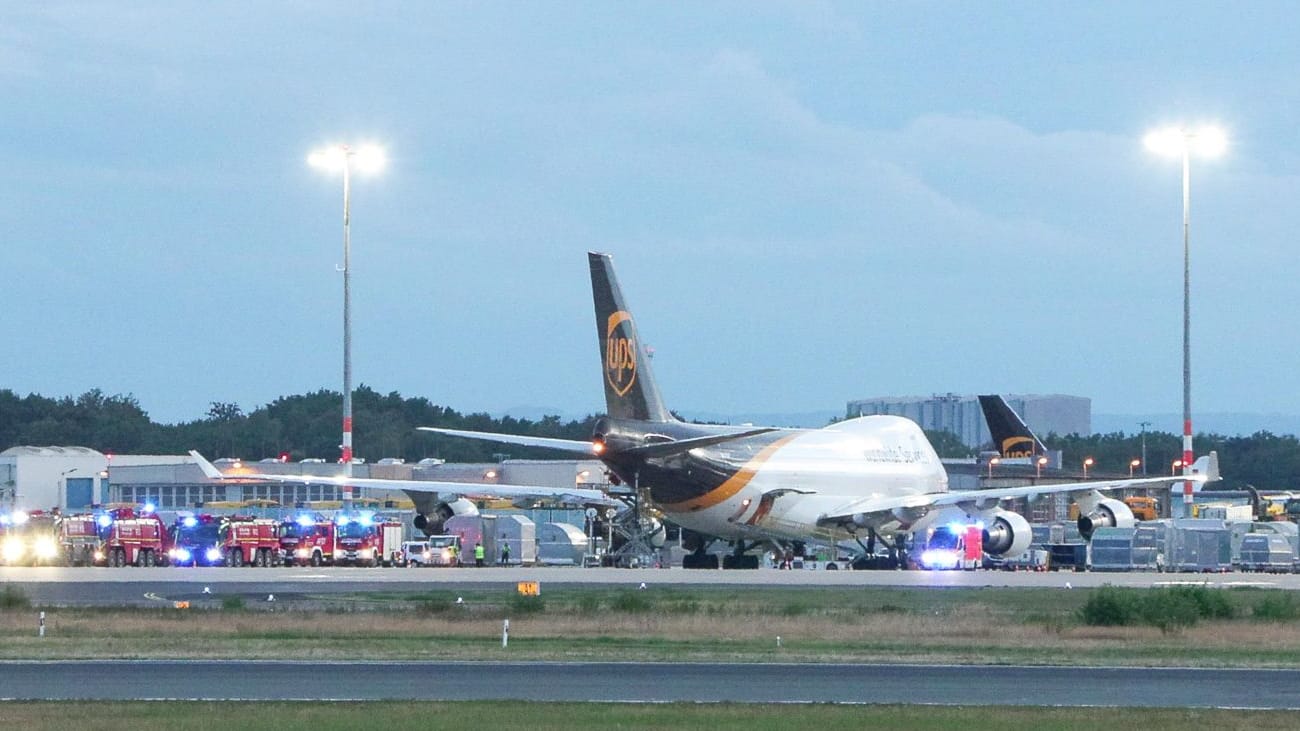 Eine Boeing 747 von UPS am Flughafen Köln/Bonn: Das Frachtflugzeug hatte ein Problem an Bord gemeldet und so einen Feuerwehreinsatz ausgelöst.