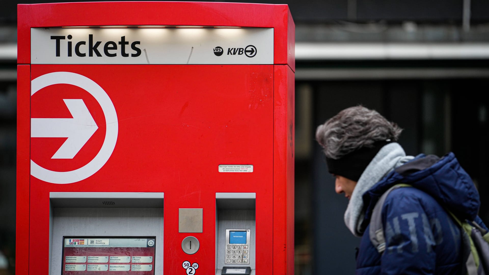 Eine Person läuft an einem Ticketautomat der Kölner Verkehrs-Betriebe (KVB) vorbei: Bis zum 23. September können sich noch Unternehmen um die Ausschreibung der KVB bewerben.